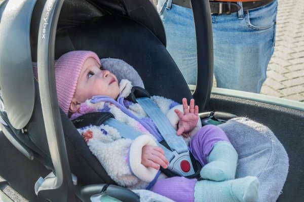 baby in maxicosi in bakfiets