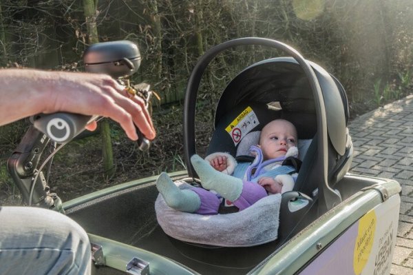 baby in een bakfiets