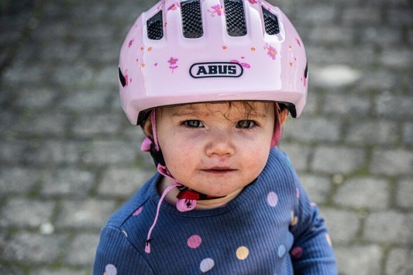 jong kind met een fietshelm