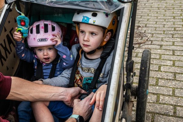 2 kinderen in fietskar