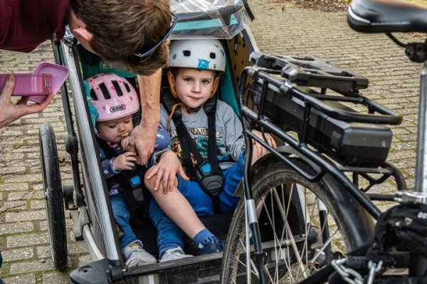 2 kinderen in fietskar
