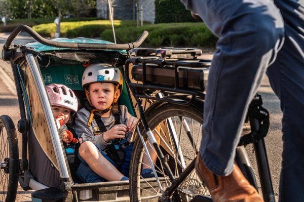 2 kinderen in fietskar