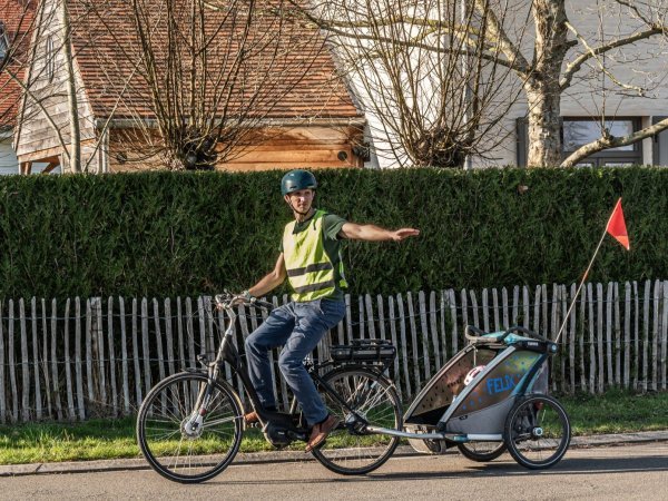 ouder die fietst met fietskar