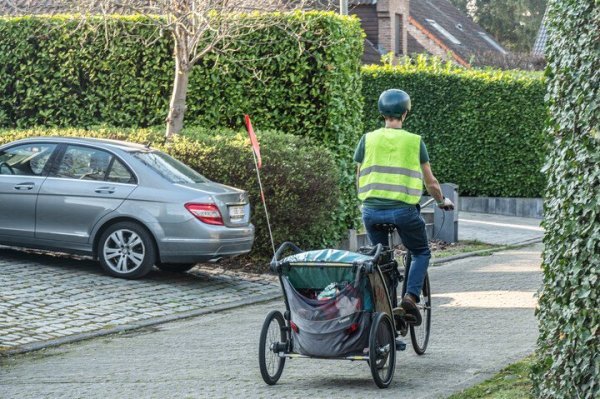 fietser met fietskar