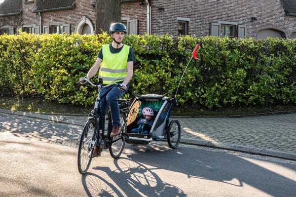 man die fietst met fietskar