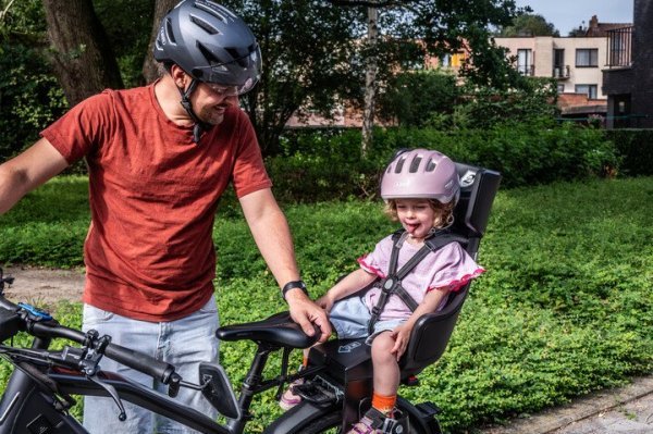 vader en kind in fietsstoel