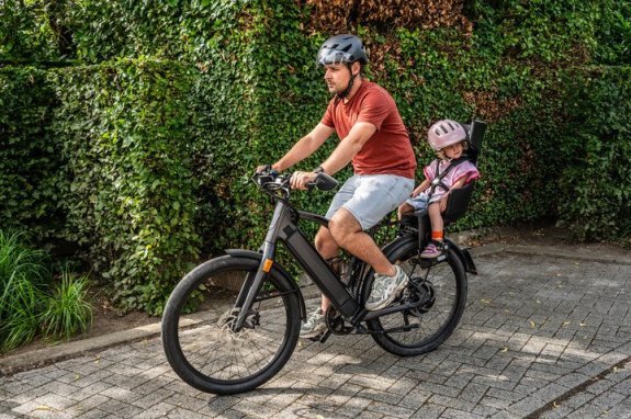 kind in fietsstoel op speedpedelec