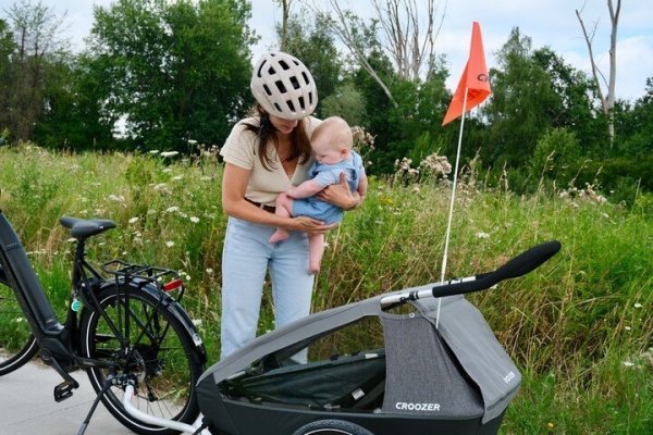 moeder met kind bij een fietskar