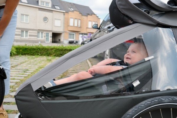 baby in fietskar