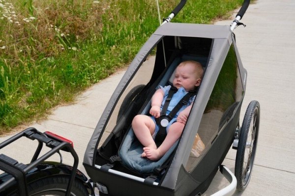 baby in fietskar