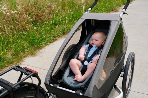 baby in een fietskar