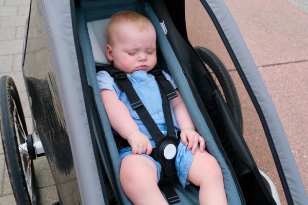 baby slaapt in fietskar