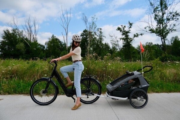 moeder met fietskar