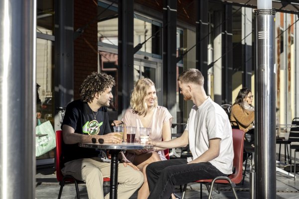 jongeren die iets drinken op een terrasje