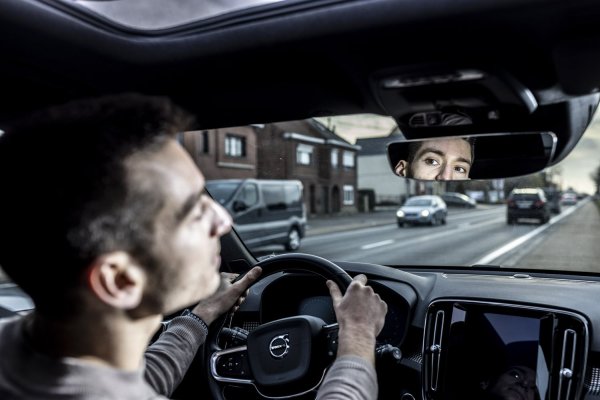 man geconcentreerd aan het autorijden