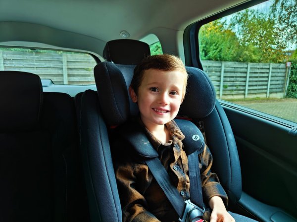 kleuter in autostoel op de achterbank