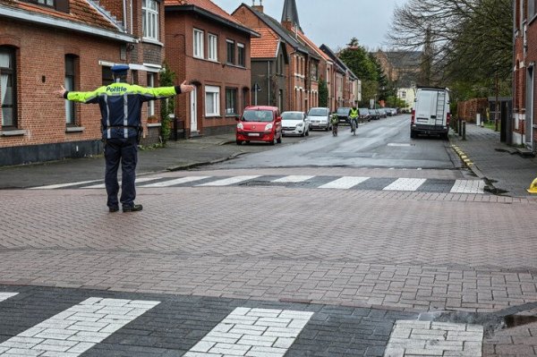 agent op kruispunt die verkeer regelt, armen dwars op rijrichting