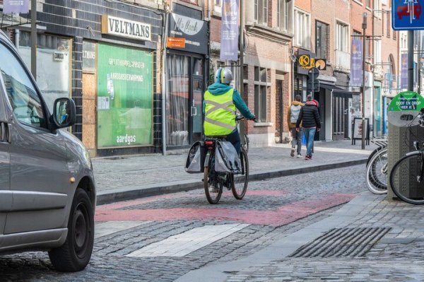 auto die achter fietser rijdt in fietszone