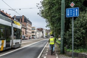 Mag je op een busstrook, busbaan of trambedding fietsen?