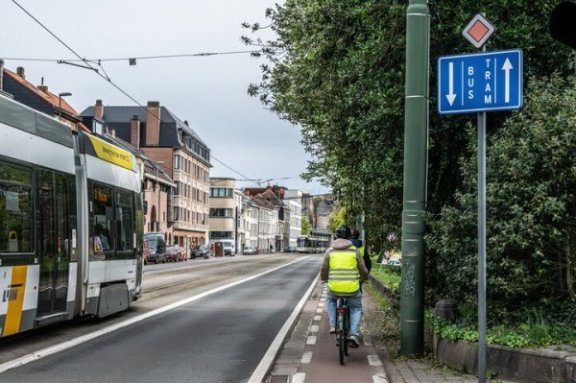 Mag je op een busstrook, busbaan of trambedding fietsen?
