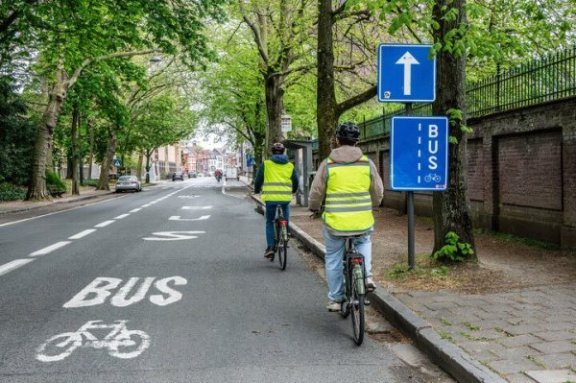 Mag je op een busstrook, busbaan of trambedding fietsen?