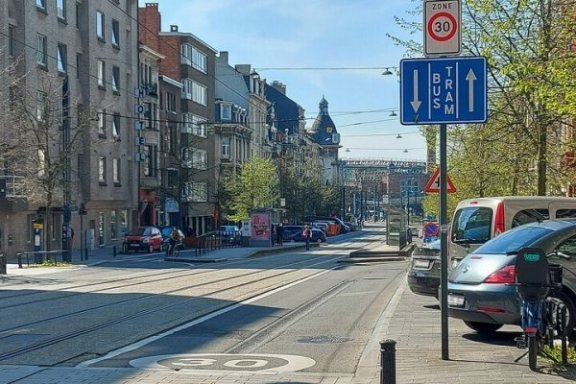 Mag je op een busstrook, busbaan of trambedding fietsen?