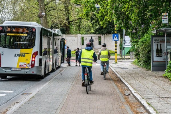2 fietsers op fietspad naast bushalte